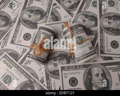L'image montre des billets de cent dollars américains, la dénomination la plus précieuse en circulation générale. Banque D'Images