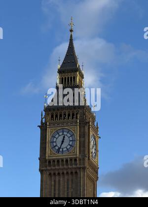 L'horloge de la tour Elizabeth face à un ciel bleu Banque D'Images