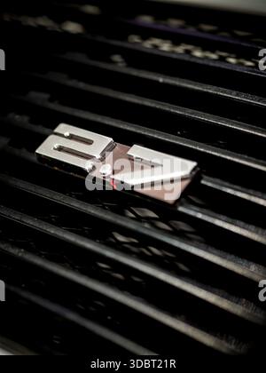 Gros plan d'un badge Porsche 911 Carrera RS 2,7 monté sur la calandre arrière d'une voiture de sport classique refroidie par air. Banque D'Images