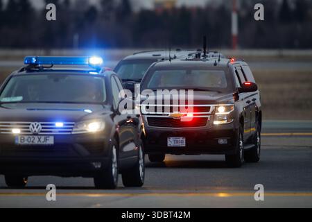 Otopeni, Roumanie - 11 mars 2022 : Chevrolet Suburban blindé pour le transport du président et vice-président des États-Unis. Banque D'Images