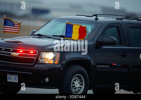 Otopeni, Roumanie - 11 mars 2022 : Chevrolet Suburban blindé pour le transport du président et vice-président des États-Unis. Banque D'Images