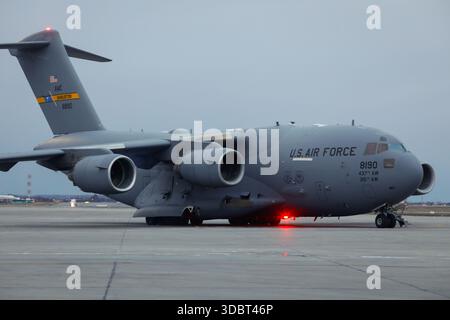 Otopeni, Roumanie - 11 mars 2022 : avion de transport militaire McDonnell Douglas/Boeing C-17 Globemaster III. Banque D'Images