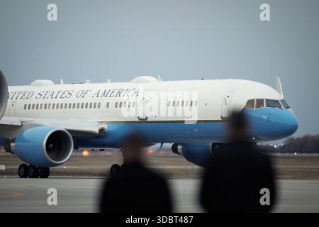 Otopeni, Roumanie - 11 mars 2022 : Boeing C32 Air Force Two ou l'avion transportant le vice-président des États-Unis d'Amérique. Banque D'Images