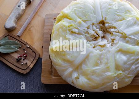 Processus de fabrication de rouleaux de chou farci faits maison avec de la viande hachée, du riz et des épices dans une cuisine à la maison confortable.préparation alimentaire de confort traditionnel Banque D'Images