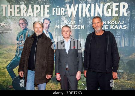 abb : Mads Mikkelsen, Thomas Ostrup Moller Daenische Botschafter und Anders Thomas Jensen auf dem roten Teppich BEI der Berliner film Premiere von Therapie fuer Wikinger im Kino Delphi Filmpalast Berlin AM 17.12.2025 Berlin Deutschland *** abb Mads Mikkelsen, Thomas Ostrup Moller Ambassadeur danois et Anders Thomas Jensen Filred Carpet lors de la première cinématographique berlinographe de la Therapie pour Vikinger in au cinéma Berlin Delphi Palast Berlin 2025 Banque D'Images