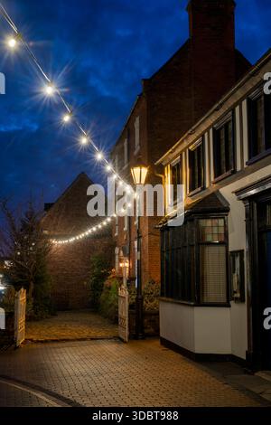 Décorations de Noël à l'extérieur du presbytère le long de la rue Butter au crépuscule en décembre. Alcester, Warwickshire, Angleterre Banque D'Images