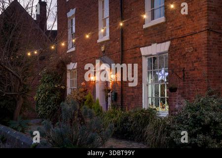 Décorations de Noël sur le Rectory le long de la rue Butter au crépuscule en décembre. Alcester, Warwickshire, Angleterre Banque D'Images