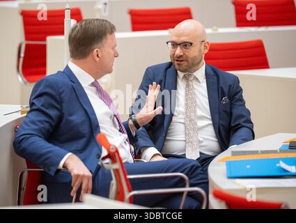 Potsdam, Allemagne. 18 décembre 2025. René Wilke (R, non-parti), ministre de l'intérieur et du gouvernement local du Brandebourg, et Steeven Bretz, secrétaire parlementaire du groupe parlementaire CDU du Brandebourg, s'expriment avant le début de la 24e session du parlement de l'État du Brandebourg. Crédit : Soeren Stache/dpa/Alamy Live News Banque D'Images