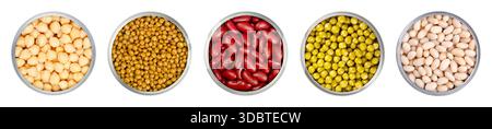 Légumineuses en conserve, dans des boîtes de conserve ouvertes. De gauche à droite pois chiches, lentilles brunes, haricots rouges, pois verts et haricots blancs. Banque D'Images