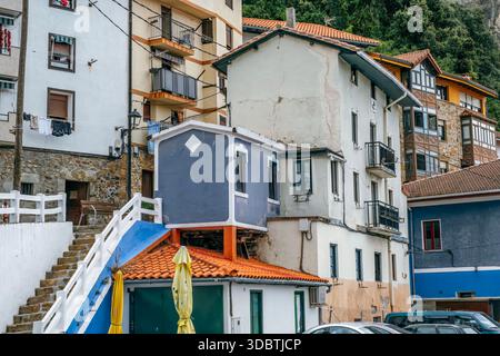 Maisons colorées traditionnelles et escaliers raides dans le village côtier Elantxobe, Espagne Banque D'Images