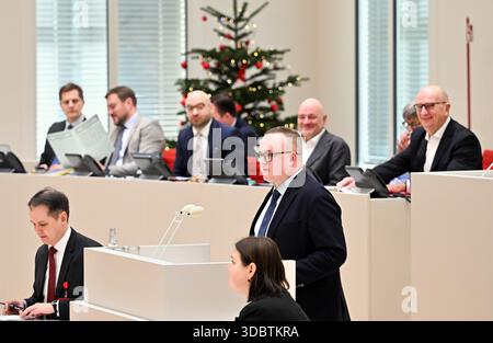 Potsdam, Allemagne. 18 décembre 2025. Julian Brüning (M, CDU) prend la parole à l'heure actuelle de la 24ème session du parlement de l'Etat de Brandebourg demandée par le SPD. Le thème est "la Lusace en mouvement - un élan pour l'ensemble du Brandebourg : bilan et perspectives sur cinq ans de la loi de renforcement structurel". Crédit : Soeren Stache/dpa/Alamy Live News Banque D'Images