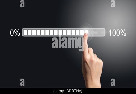Concept de progression de la barre de chargement. Main féminine tactile écran numérique de 0 à 100 pour cent, symbole de mise à jour rapide des données Internet, innovation, développement logiciel Banque D'Images
