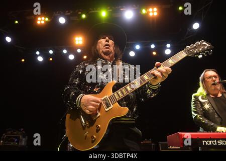 ROYAUME-UNI. 17 décembre 2025. LONDRES, ANGLETERRE - 17 DÉCEMBRE : Dave Hill de 'Slade' se produit au Shepherd's Bush Empire le 17 décembre 2025 à Londres, Angleterre.Cap/Mar © Mar/Capital Pictures Credit : Capital Pictures/Alamy Live News Banque D'Images