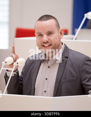Potsdam, Allemagne. 18 décembre 2025. Lars Katzmarek (SPD) intervient lors de la demande du SPD pour un débat d'actualité lors de la 24e session du parlement de l'Etat de Brandebourg. Le thème est "la Lusace en mouvement - un élan pour l'ensemble du Brandebourg : bilan et perspectives sur cinq ans de la loi de renforcement structurel". Crédit : Soeren Stache/dpa/Alamy Live News Banque D'Images