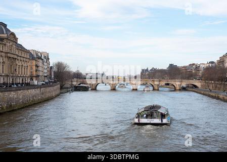 Paris, France, 12.15.2025. Trois bateaux touristiques sur la Seine un jour d'automne. Banque D'Images