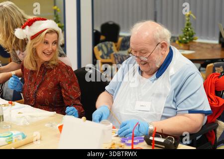 La duchesse d'Édimbourg lors d'une visite à un événement de Noël à Disability Initiative à Camberley, Surrey. Date de la photo : jeudi 18 décembre 2025. Banque D'Images
