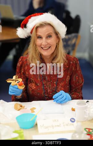 La duchesse d'Édimbourg lors d'une visite à un événement de Noël à Disability Initiative à Camberley, Surrey. Date de la photo : jeudi 18 décembre 2025. Banque D'Images