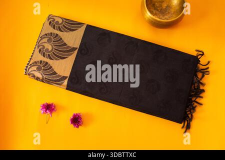 Saree de coton plié de l'érode, Tamil Nadu, Inde sur fond jaune Banque D'Images