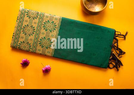 Saree de coton plié de l'érode, Tamil Nadu, Inde sur fond jaune Banque D'Images