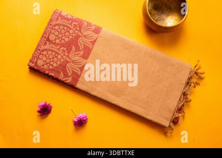 Saree de coton plié de l'érode, Tamil Nadu, Inde sur fond jaune Banque D'Images