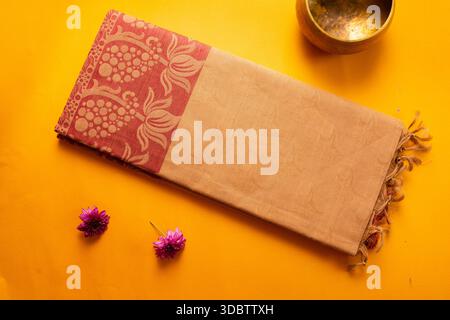 Saree de coton plié de l'érode, Tamil Nadu, Inde sur fond jaune Banque D'Images
