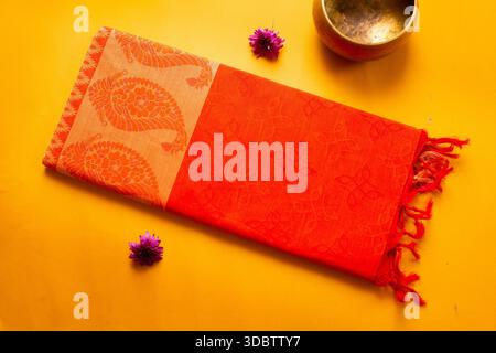 Saree de coton plié de l'érode, Tamil Nadu, Inde sur fond jaune Banque D'Images
