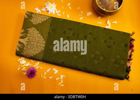 Saree de coton plié de l'érode, Tamil Nadu, Inde sur fond jaune Banque D'Images