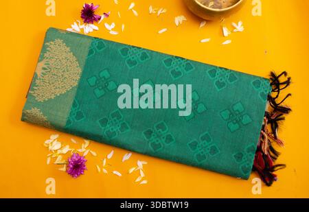 Saree de coton plié de l'érode, Tamil Nadu, Inde sur fond jaune Banque D'Images