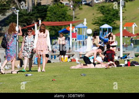 Geelong, Australie. 18 décembre 2025. Les visiteurs sont vus à Geelong Beach par temps chaud. Les gens se rassemblent à Geelong Beach alors que Victoria subit une chaleur extrême, Melbourne atteignant un maximum de 36 °C aujourd'hui. Les conditions chaudes devraient se poursuivre, Melbourne devrait atteindre environ 33 °C demain. Le Bureau of Meteorology a émis un avertissement de vague de chaleur grave pour Victoria, conseillant aux résidents de rester hydratés, de limiter l'exposition au soleil et de suivre les directives sur la chaleur et la santé. Crédit : SOPA images Limited/Alamy Live News Banque D'Images