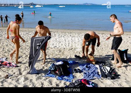 Geelong, Australie. 18 décembre 2025. Les amateurs de plage sont vus à Geelong Beach par temps chaud. Les gens se rassemblent à Geelong Beach alors que Victoria subit une chaleur extrême, Melbourne atteignant un maximum de 36 °C aujourd'hui. Les conditions chaudes devraient se poursuivre, Melbourne devrait atteindre environ 33 °C demain. Le Bureau of Meteorology a émis un avertissement de vague de chaleur grave pour Victoria, conseillant aux résidents de rester hydratés, de limiter l'exposition au soleil et de suivre les directives sur la chaleur et la santé. Crédit : SOPA images Limited/Alamy Live News Banque D'Images