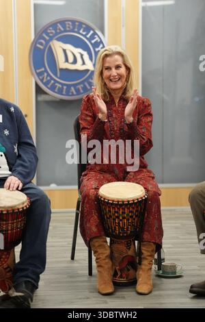 La duchesse d'Édimbourg lors d'une visite à un événement de Noël à Disability Initiative à Camberley, Surrey. Date de la photo : jeudi 18 décembre 2025. Banque D'Images