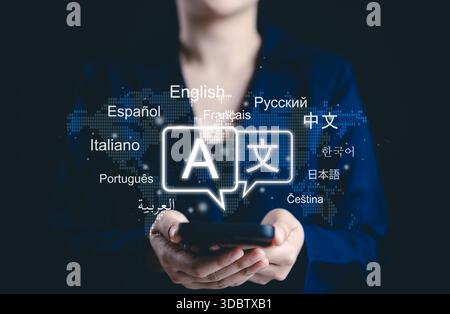 Concept de technologie de traduction multilingue. Femme utilisant un smartphone avec des icônes langues, traduction de langue globale, communicati multilingue Banque D'Images