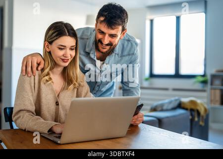 Un couple heureux et multinational qui sont des nomades numériques et travaillent dans un pays différent chaque mois Banque D'Images
