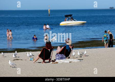 Geelong, Australie. 18 décembre 2025. Les visiteurs sont vus à Geelong Beach par temps chaud. Les gens se rassemblent à Geelong Beach alors que Victoria subit une chaleur extrême, Melbourne atteignant un maximum de 36 °C aujourd'hui. Les conditions chaudes devraient se poursuivre, Melbourne devrait atteindre environ 33 °C demain. Le Bureau of Meteorology a émis un avertissement de vague de chaleur grave pour Victoria, conseillant aux résidents de rester hydratés, de limiter l'exposition au soleil et de suivre les directives sur la chaleur et la santé. (Photo de Ye Myo Khant/SOPA images/Sipa USA) crédit : Sipa USA/Alamy Live News Banque D'Images