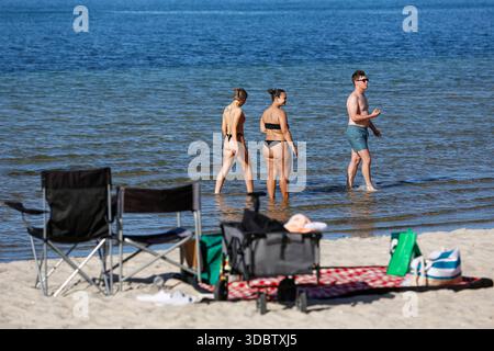 Geelong, Australie. 18 décembre 2025. Les amateurs de plage sont vus à Geelong Beach. Les gens se rassemblent à Geelong Beach alors que Victoria subit une chaleur extrême, Melbourne atteignant un maximum de 36 °C aujourd'hui. Les conditions chaudes devraient se poursuivre, Melbourne devrait atteindre environ 33 °C demain. Le Bureau of Meteorology a émis un avertissement de vague de chaleur grave pour Victoria, conseillant aux résidents de rester hydratés, de limiter l'exposition au soleil et de suivre les directives sur la chaleur et la santé. (Photo de Ye Myo Khant/SOPA images/Sipa USA) crédit : Sipa USA/Alamy Live News Banque D'Images