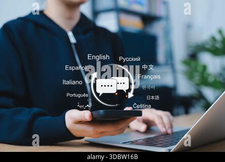 Concept de technologie de traduction multilingue. Femme utilisant un smartphone avec des icônes langues, traduction de langue globale, communicati multilingue Banque D'Images