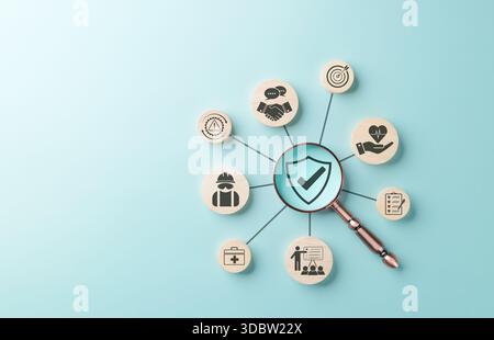 Concept de sécurité et de conformité au travail. Icônes en bois disposées en cercle reliées par des lignes, avec la loupe se concentrant sur le symbole de bouclier, Banque D'Images