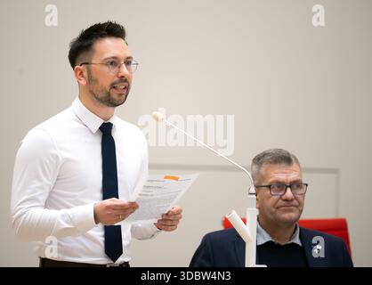 Potsdam, Allemagne. 18 décembre 2025. Dennis Hohloch (à gauche), secrétaire parlementaire du groupe parlementaire de l'AFD de Brandebourg, et Daniel Freiherr von Lützow (AFD), photographiés lors de l'heure des questions de la 24e session du parlement de l'Etat de Brandebourg. Crédit : Soeren Stache/dpa/Alamy Live News Banque D'Images