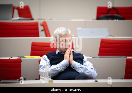 Potsdam, Allemagne. 18 décembre 2025. Hans-Christoph Berndt, président du groupe parlementaire AFD de Brandebourg, a été enregistré lors de l'heure des questions de la 24e session du parlement de Brandebourg. Crédit : Soeren Stache/dpa/Alamy Live News Banque D'Images