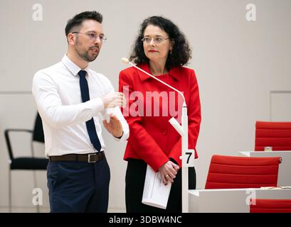 Potsdam, Allemagne. 18 décembre 2025. Dennis Hohloch (à gauche), secrétaire parlementaire du groupe parlementaire de l'AFD de Brandebourg, et Daniela Rita Oeynhausen (AFD), photographiés lors de l'heure des questions de la 24e session du parlement de l'Etat de Brandebourg. Crédit : Soeren Stache/dpa/Alamy Live News Banque D'Images
