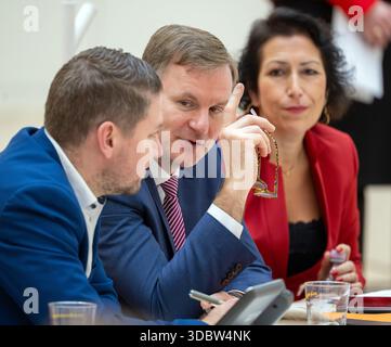 Potsdam, Allemagne. 18 décembre 2025. Ludwig Scheetz (de gauche à droite), secrétaire parlementaire du groupe parlementaire SPD de Brandebourg, Steeven Bretz, secrétaire parlementaire du groupe parlementaire CDU de Brandebourg, et Kristy Augustin (CDU) interviennent lors de l'heure des questions de la 24e session du parlement de l'État de Brandebourg. Crédit : Soeren Stache/dpa/Alamy Live News Banque D'Images
