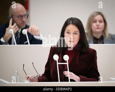 Potsdam, Allemagne. 18 décembre 2025. Britta Müller (M, non membre du parti), ministre de la santé et des affaires sociales du Brandebourg, intervient lors de l'heure des questions de la 24e session du parlement de l'État du Brandebourg. Crédit : Soeren Stache/dpa/Alamy Live News Banque D'Images