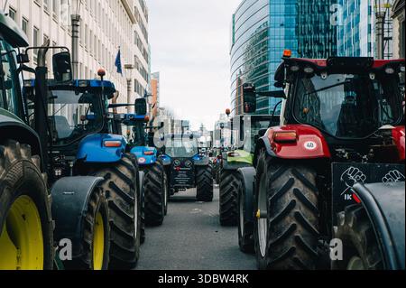 Les agriculteurs prennent leurs tracteurs dans les rues de Bruxelles, pour une manifestation des agriculteurs pour dénoncer les réformes de la politique agricole commune (PAC) et les accords commerciaux inacceptables, à Bruxelles, le jeudi 18 décembre 2025, organisée par Copa-Cogeca, la principale association représentant les agriculteurs et les coopératives agricoles dans l'UE. La manifestation est organisée quelques heures avant que le président de la Commission européenne von der Leyen ne parte pour le Brésil dans le cadre de l'accord avec le bloc commercial sud-américain et en marge de la réunion du Conseil européen sur le futur budget de l'UE. BELGA Banque D'Images