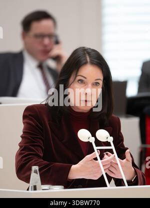 Potsdam, Allemagne. 18 décembre 2025. Britta Müller (non membre du parti), ministre de la santé et des Affaires sociales du Brandebourg, s'exprime lors de la 24e session du parlement de l'État du Brandebourg sur le thème de la création de cliniques ambulatoires d'instituts spécialisés de protection de l'enfance dans l'État du Brandebourg. Crédit : Soeren Stache/dpa/Alamy Live News Banque D'Images