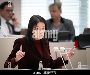 Potsdam, Allemagne. 18 décembre 2025. Britta Müller (non membre du parti), ministre de la santé et des Affaires sociales du Brandebourg, s'exprime lors de la 24e session du parlement de l'État du Brandebourg sur le thème de la création de cliniques ambulatoires d'instituts spécialisés de protection de l'enfance dans l'État du Brandebourg. Crédit : Soeren Stache/dpa/Alamy Live News Banque D'Images