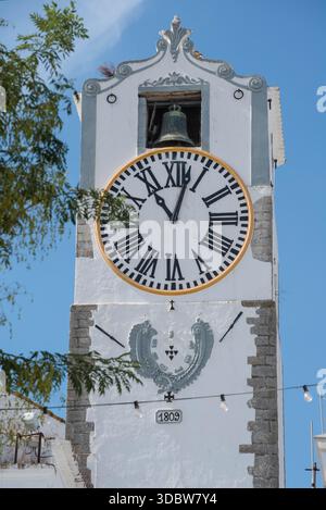 La tour de l'horloge de 1809 avec cloche, église de Santa Maria do Castelo, Tavira, Algarve, Portugal Banque D'Images