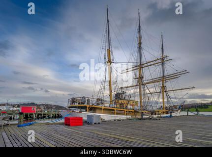 Goélette à trois mâts dans le port de Lunenburg, Nouvelle-Écosse, Canada Banque D'Images