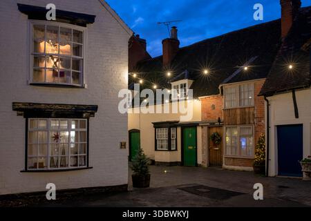 Lumières de Noël le long de la rue Butter au crépuscule. Alcester, Warwickshire, Angleterre Banque D'Images
