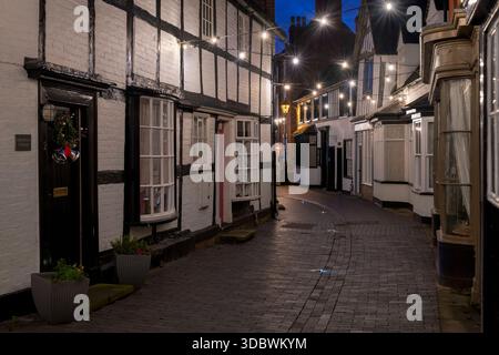 Lumières de Noël le long de la rue Butter au crépuscule. Alcester, Warwickshire, Angleterre Banque D'Images