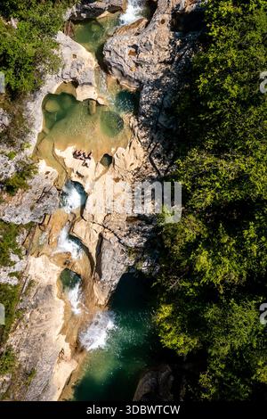 Vue aérienne sur les eaux turquoises en cascade à travers les lits de rivières rocheux, embrassés par des forêts verdoyantes, créant un chef-d'œuvre naturel époustouflant, Primosten Banque D'Images